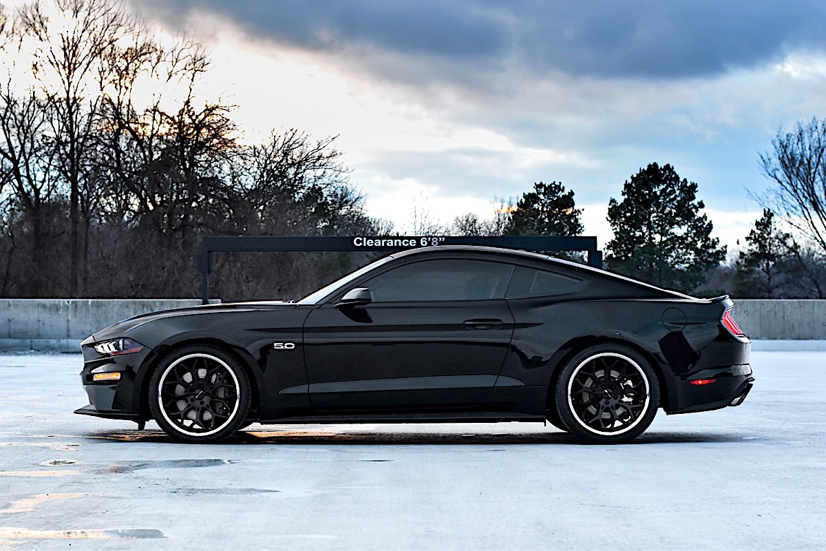 Ford Mustang with Giovanna Wheels Nove FF